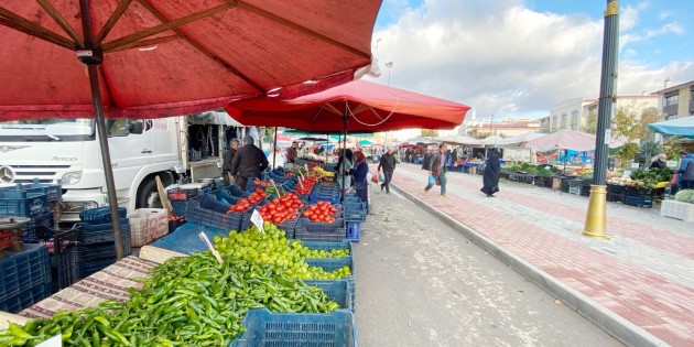 Halk pazarı esnafı tuvalet sorununa çözüm istiyor